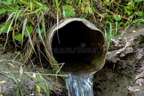 Agua Que Fluye De La Salida Abierta De Una Baldosa De Drenaje Para La