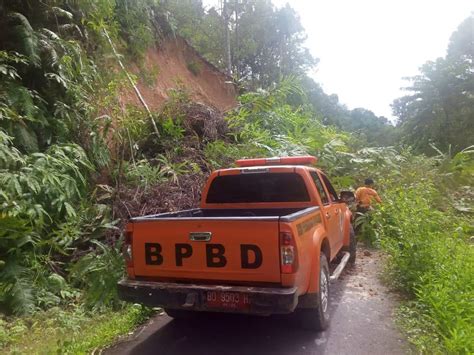 Longsor Sepanjang 35 Meter Tutupi Badan Jalan Uram Jaya Menuju Ujung