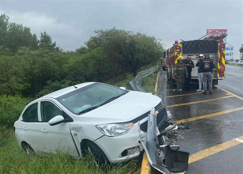 Queda automovilista a punto de caer al Río Santa Catarina