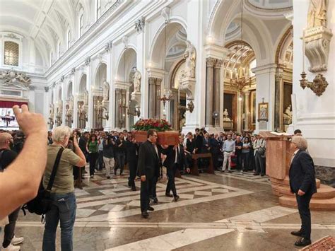 Addio Ad Angelo Onorato Cattedrale Stracolma Per L Ultimo Saluto All