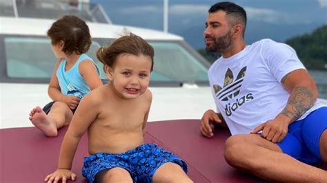 Gusttavo Lima Posta Foto Os Filhos E Se Declara Maior Riqueza