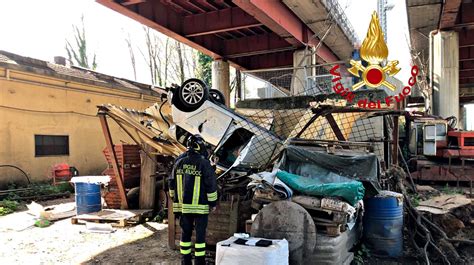 Automobile vola giù da viadotto dell Indiano a Firenze