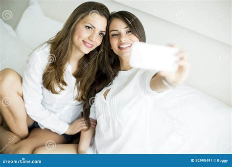 Jeunes Femmes Prenant Le Selfie Dans Le Lit Image Stock Image Du