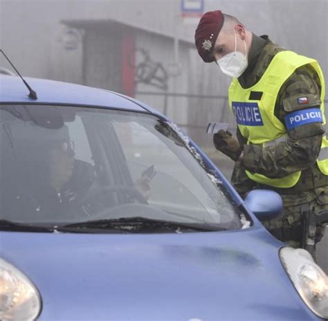 Lockdown In Tschechien Polizei Kontrolliert Fahrer WELT