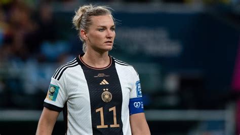 DFB Frauen Kapitänin Alexandra Popp will vorerst weitermachen NOZ