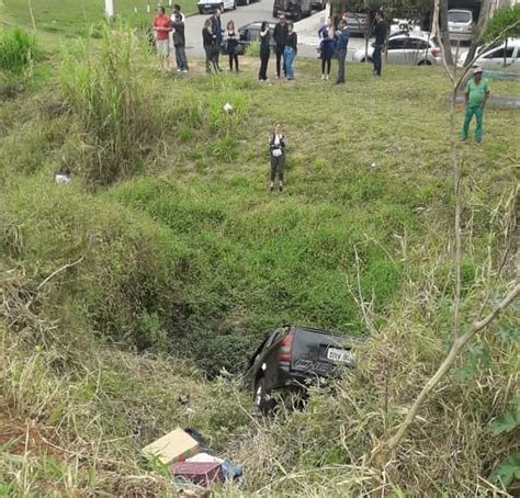 Motorista Fica Ferida Após Carro Cair Em Córrego Em Bragança Paulista