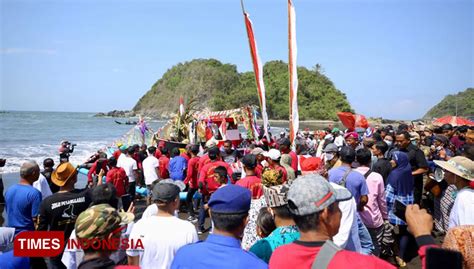 Ungkapan Rasa Syukur Warga Lampon Banyuwangi Gelar Petik Laut Times