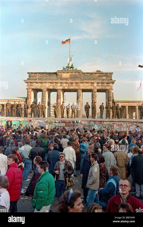 Crowds in front of Berlin Wall and Brandenburg Gate in 1989, Berlin, Germany Stock Photo - Alamy