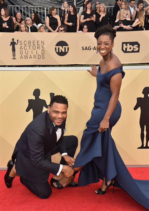 Anthony Anderson Helped His Wife With Her Shoe On The SAG Awards Red ...