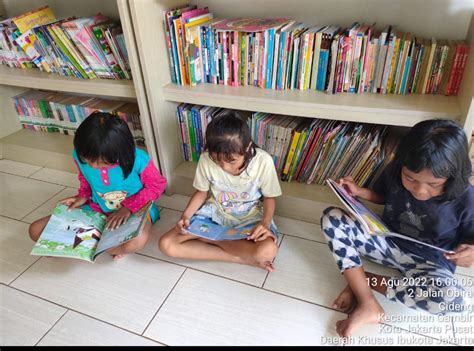 Anak-anak sedang membaca buku di perpustakaan RPTRA Kenanga