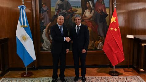 Luis Caputo se reunió con el embajador de China para aliviar las