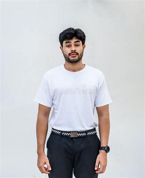 Imagen De Burla De Un Joven Barbudo Haciendo Una Pose Con Una Camisa