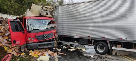 Acidente Entre Caminh Es E Carro Deixa Uma Pessoa Morta E Outra Ferida