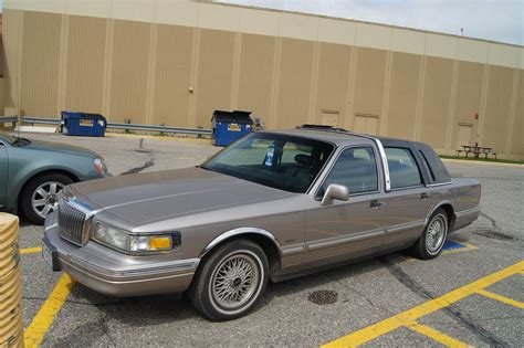 1995 Lincoln Town Car Signature - Sedan 4.6L V8 auto