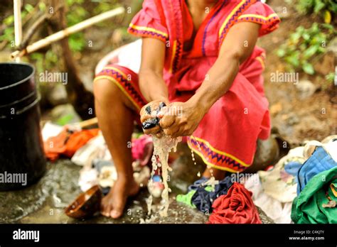 Lavando ropa en el río Comunidad indígena Ngobe Bugle Chiriqui