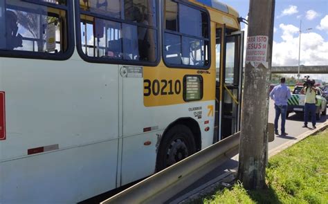 Suspeito Baleado Ap S Passageiro Reagir A Assalto A Nibus Na Avenida