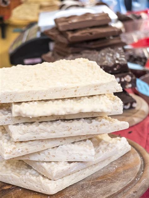 Pedazos De Chocolate Blanco Crudo Apilado En La Tajadera De Madera