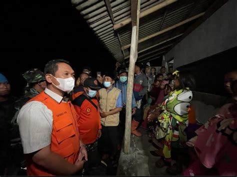 Viral Aksi Membuang Sesajen Di Gunung Semeru Bupati Lumajang Bereaksi