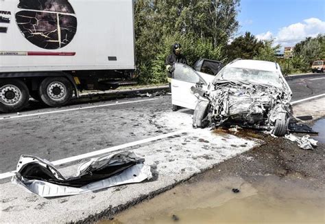 Si Schianta In Auto Contro Un Tir Gravissima