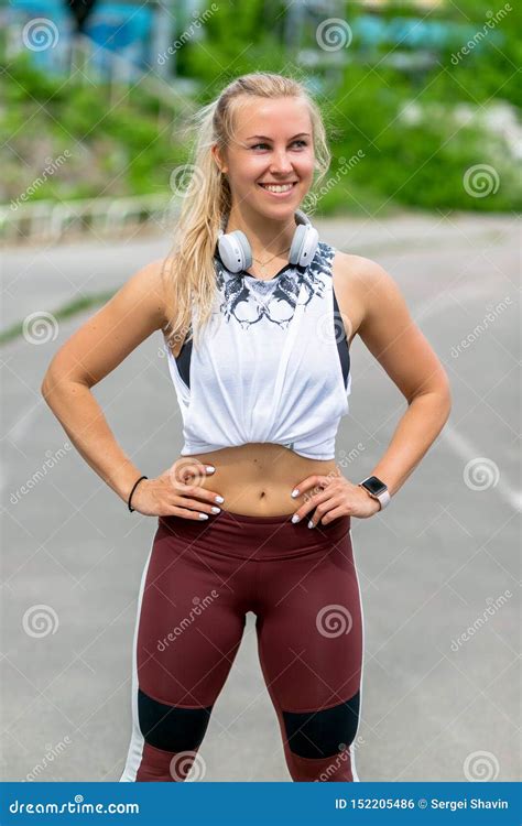 Stile Di Vita Di Forma Fisica La Giovane Donna Atletica Con Le Cuffie