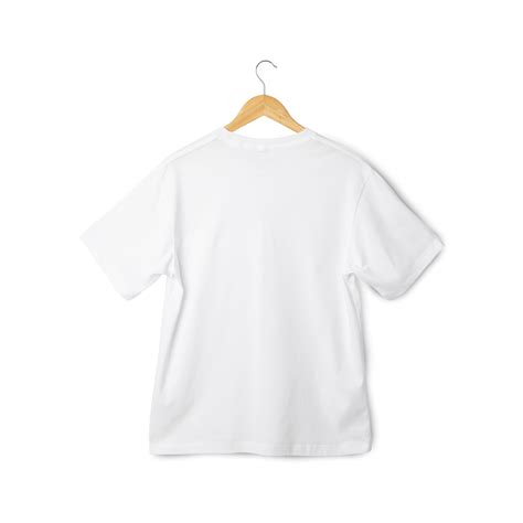 maqueta de camiseta blanca de gran tamaño colgando camiseta realista