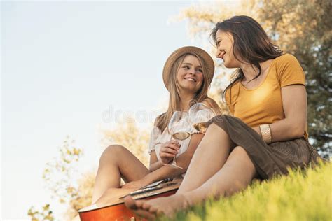 Mujeres Hermosas Que Beben El Vino En El Parque Imagen De Archivo