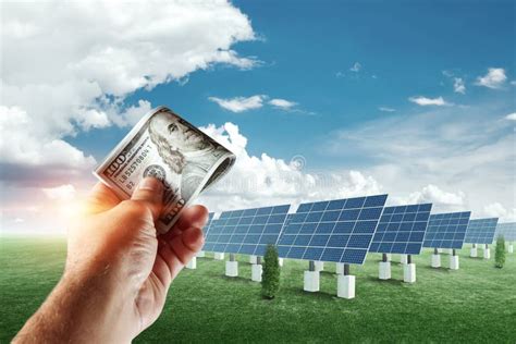 Main Avec Des Dollars Sur L Arri Re Plan Des Panneaux Solaires Panneau