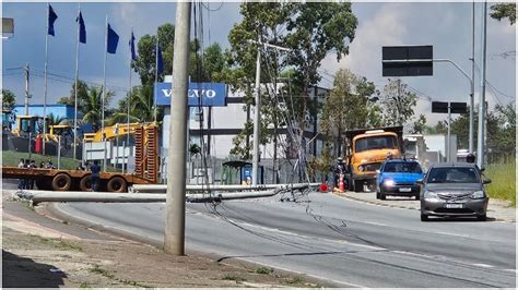 Carreta Derruba Dois Postes E Interdita Via Expressa Em Contagem