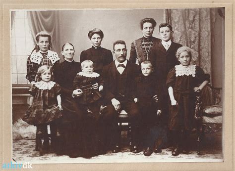 Arkiv Dk Billede Af Familien Kirsten Marie Og Johan Thorvaldsen Ca 1905