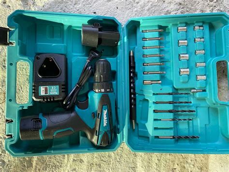 Акумулаторен Винтоверт Makita 12V 2Ah + 2 батерии и накрайници Макита ...