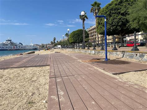 Messina Primi Bagnanti Sulla Spiaggia Del Ringo Mentre Si Completano I