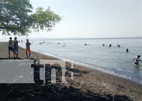 Turistas aplacan el calor en playa Punta Jesús María en la Isla de