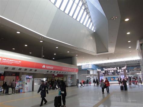 関西空港駅[南海]（大阪府田尻町）～広大なホームと隣接するjr線見物に加え、コンコースの切符アートも楽しめる、関西と世界を結ぶハブ空港の玄関口