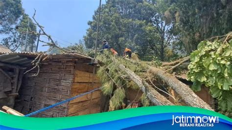 Kota Batu Dilanda Angin Kencang Rumah Dan Warung Warga Jadi Korban