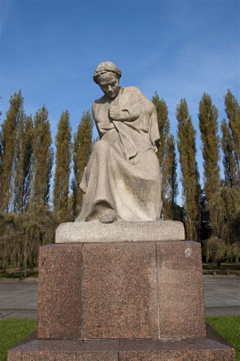 Estatua De La Patria Berlín Alemania Foto de archivo Imagen de