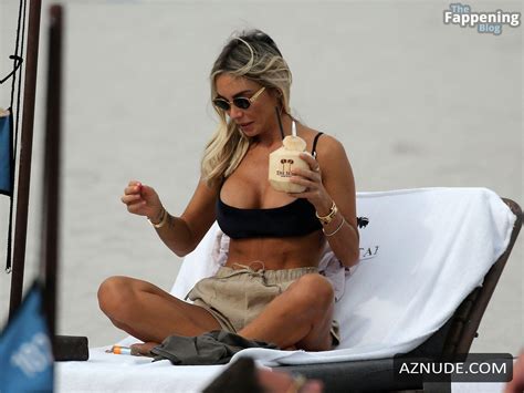 Noemi Bocchi Sexy Seen With Francesco Totti Flaunting Her Hot Cleavage