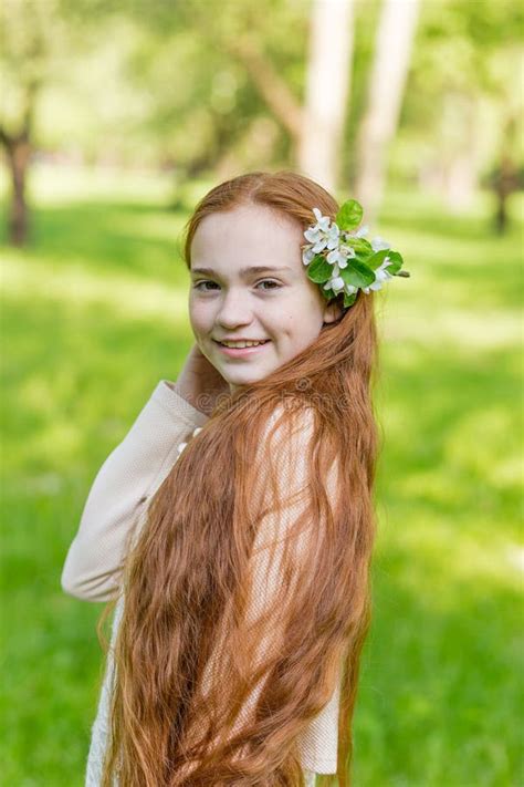 Portret Van Een Leuk Meisje Met Lang Rood Haar In Het Park Stock Foto