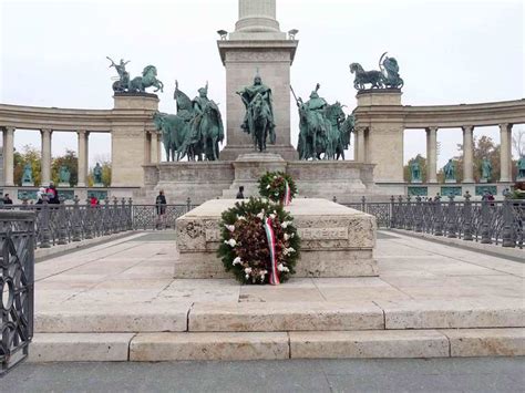 Hősök Tere Heldenplatz And Milleniumsäule Budapest Wanderungen Und