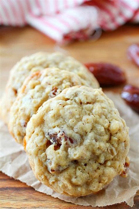 Oatmeal Date Cookies That Are Chewy And Soft In The Center But Crispy