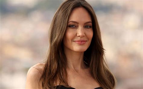 Widmet sich neuen Themen Angelina Jolie tritt als Flüchtlings