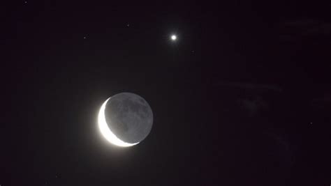 No Te Pierdas Esta Noche El Beso Celestial Entre La Luna Y Venus