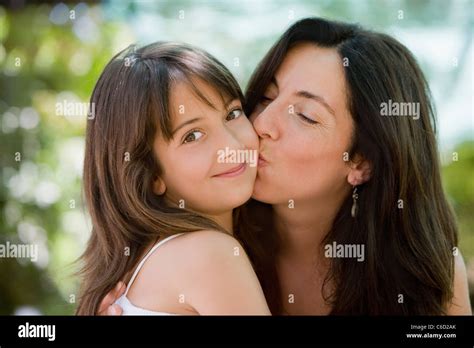 Deux Filles 8 9 Embrassant Banque De Photographies Et Dimages à Haute