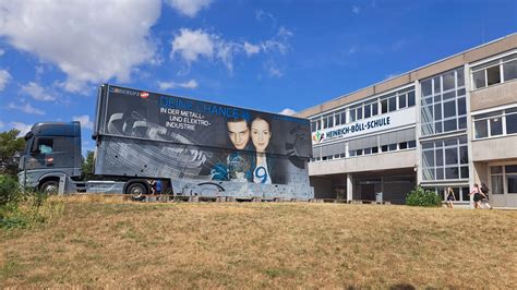 M E Truck Zu Besuch An Der Heinrich B Ll Schule In Bruchk Bel