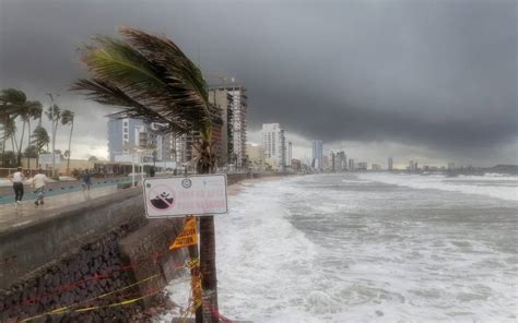 Huracán Norma provoca rachas de viento y lluvia moderada en Mazatlán