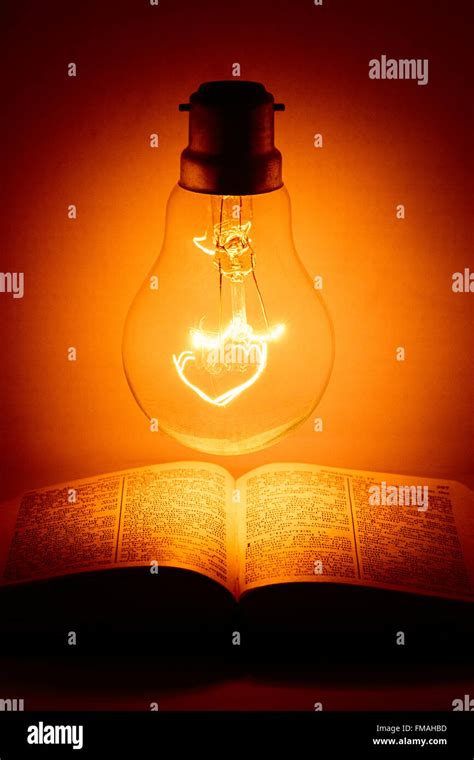 La biblia abierta con luz fotografías e imágenes de alta resolución - Alamy