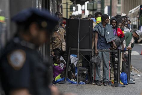 Migrantes Duermen En Las Calles De Nueva York Dejando En Evidencia Un