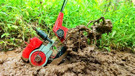 Traktor Sawah Jumbo Berulangkali Terguling Saat Perjalanan Ke Ladang