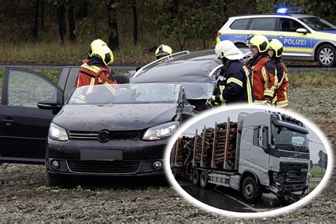 Thiendorf VW Fahrer Nach Kollision Mit Holztransporter Schwer Verletzt