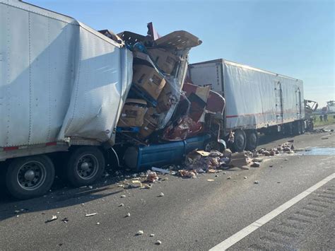 Two Dead Nine Hospitalized In 35 Vehicle Pile Up On Californias I 5