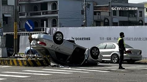 驚悚直擊！疑未注意紅燈 2車路口相撞四輪朝天 Yahoo奇摩汽車機車